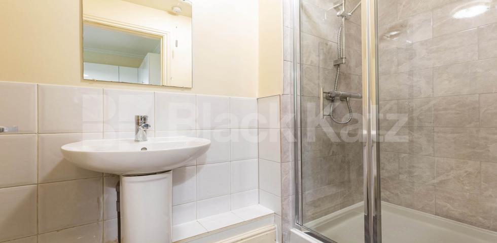 			LOCATION LOCATION LOCATION !!!, 1 Bedroom, 1 bath, 1 reception Flat			 Swan Yard, ISLINGTON N1